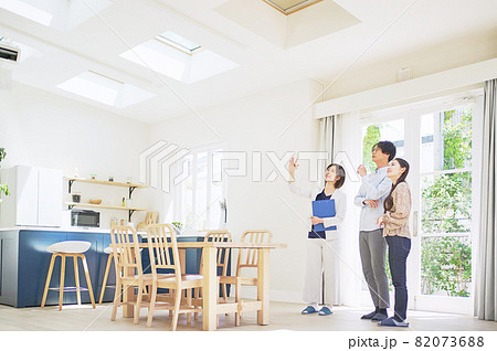 若い夫婦に不動産を紹介する女性 若い夫婦に不動産を紹介する女性 82073688