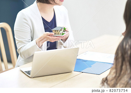 不動産営業シーン 不動産営業シーン 82073754