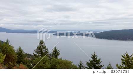 Viewpoint off the Trans-Canada Hwy, Split Rock Lookout. 82073755