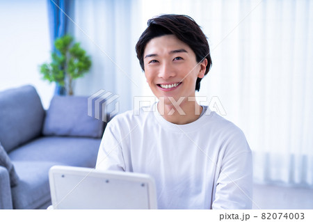 鏡で肌を確認する男性 鏡で肌を確認する男性 82074003