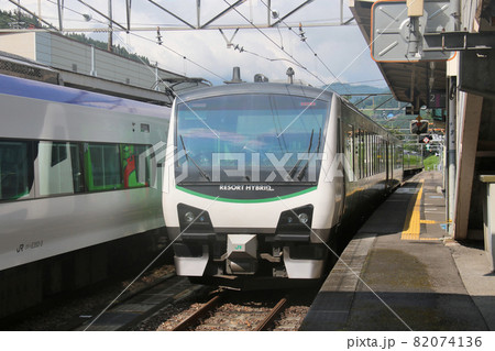 長野県北安曇野郡尾谷村 大糸線南小谷駅　2番線　HB-E300系リゾートビューふるさと　停車　全車両 82074136