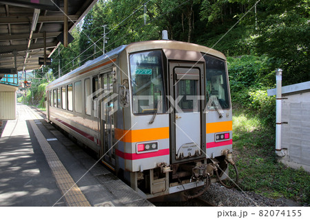 小谷駅 3番線 キハ120 354 大糸線 南小谷発糸魚川行が停車中 別アングル 小谷駅 3番線 キハ120 354 大糸線 南小谷発糸魚川行が停車中 別アングル 82074155