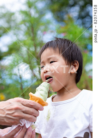 夏 アイスクリームを食べる幼児 夏 アイスクリームを食べる幼児 82074358