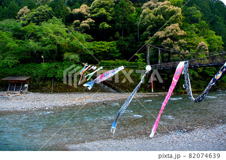 川湯温泉・川底から源泉が絶えず湧き出す不思議な温泉・鯉のぼりの風景・和歌山県田辺市本宮町(4) 川湯温泉・川底から源泉が絶えず湧き出す不思議な温泉・鯉のぼりの風景・和歌山県田辺市本宮町(4) 82074639