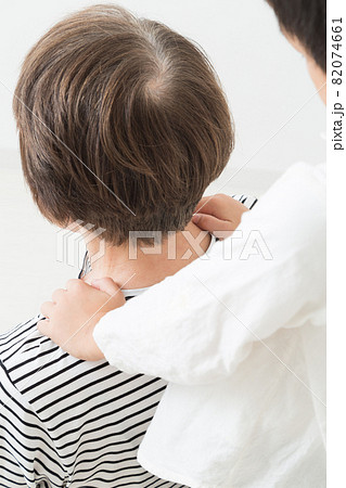 おばあちゃんに肩もみする子供の写真素材 おばあちゃんに肩もみする子供の写真素材