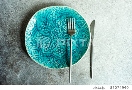 Minimalistic table setting with plate and cutlery 82074940