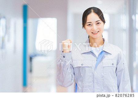 ガッツポーズする若いエンジニア　撮影協力：中央工学校附属日本語学校 82076285
