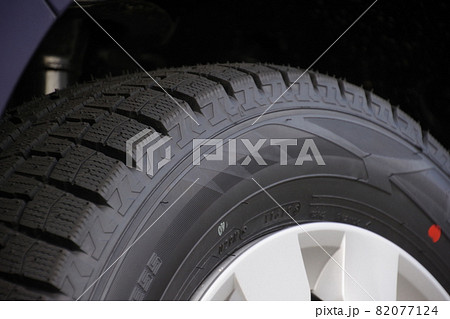 タイヤイメージ　新品のスタッドレスタイヤ 82077124