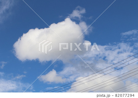 電線と白いモコモコした丸っこい雲と灰色の薄雲と青空 電線と白いモコモコした丸っこい雲と灰色の薄雲と青空 82077294