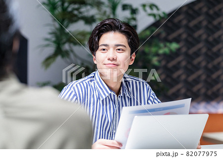 コワーキングスペースで打ち合わせをする若い男性 撮影協力:WEEK芝大門(サンフロンティア不動産) コワーキングスペースで打ち合わせをする若い男性 撮影協力:WEEK芝大門(サンフロンティア不動産) 82077975