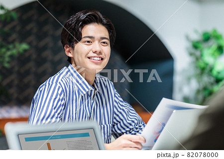 コワーキングスペースで打ち合わせをする若い男性　撮影協力：WEEK芝大門(サンフロンティア不動産) 82078000