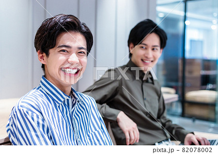 コワーキングスペースで仕事をする若い男性　撮影協力：WEEK芝大門(サンフロンティア不動産) 82078002