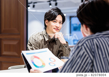 コワーキングスペースで打ち合わせをする若い男性　撮影協力：WEEK芝大門(サンフロンティア不動産) 82078004