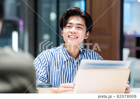 コワーキングスペースで打ち合わせをする若い男性 撮影協力:WEEK芝大門(サンフロンティア不動産) コワーキングスペースで打ち合わせをする若い男性 撮影協力:WEEK芝大門(サンフロンティア不動産) 82078009