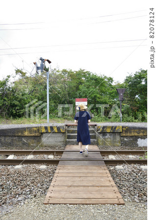 秋のあき北海道森町JR東森駅で女性のポートレートを撮影 82078124
