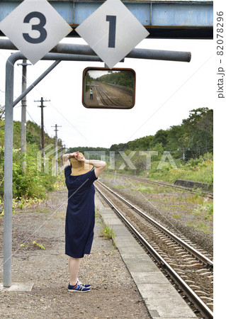 秋の北海道森町JR掛澗駅で女性のポートレートを撮影 82078296