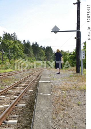 秋の北海道森町JR渡島沼尻駅で女性のポートレートを撮影 82078412