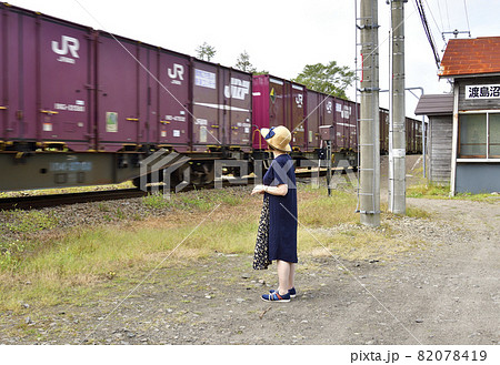 秋の北海道森町JR渡島沼尻駅で女性のポートレートを撮影 82078419