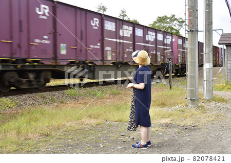 秋の北海道森町JR渡島沼尻駅で女性のポートレートを撮影 82078421