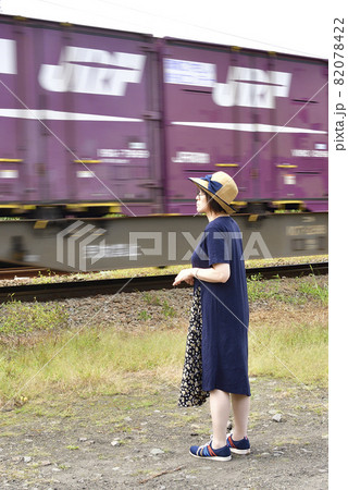 秋の北海道森町JR渡島沼尻駅で女性のポートレートを撮影 82078422