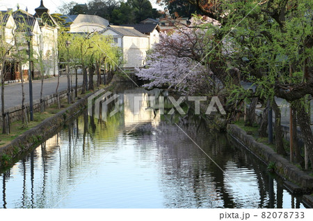 早朝の倉敷美観地区 82078733