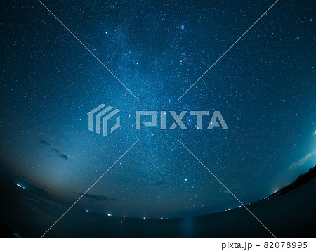 冬の天の川に交差する黄道光と流星 82078995