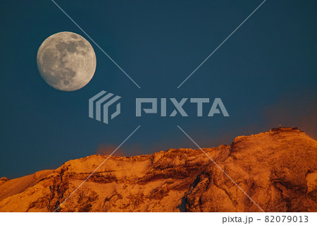 静岡県/ 劇的な紅富士となった富士山と山頂に浮かぶ月（パール富士）超望遠撮影 82079013