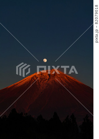 静岡県/ 劇的な紅富士となった富士山と山頂に浮かぶ月（パール富士） 82079018