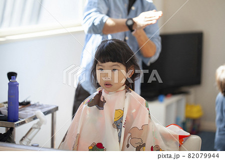 美容室で髪をセットしてもらう女の子 82079944