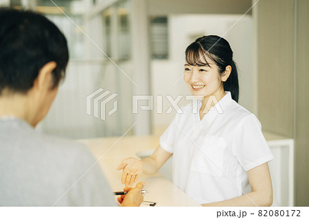 病院の受付にいる女性（患者） 82080172