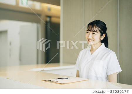 病院の受付にいる女性(挨拶) 病院の受付にいる女性(挨拶) 82080177