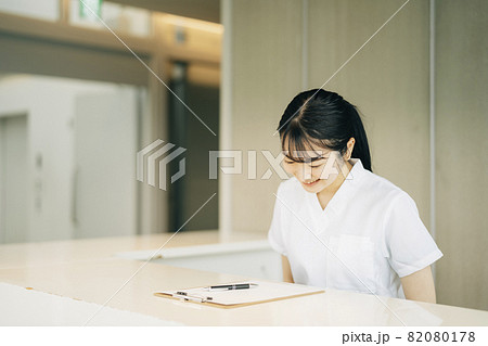 病院の受付にいる女性（お辞儀） 82080178