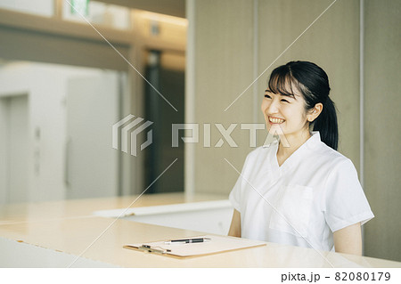 病院の受付にいる女性（挨拶） 82080179