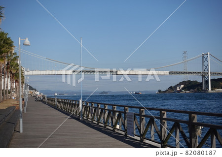 唐戸市場前から見る関門海峡　関門橋 82080187