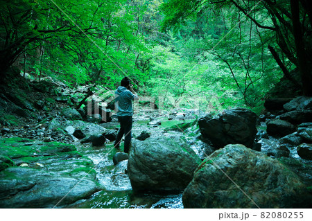写真を撮る姿 写真を撮る姿 82080255