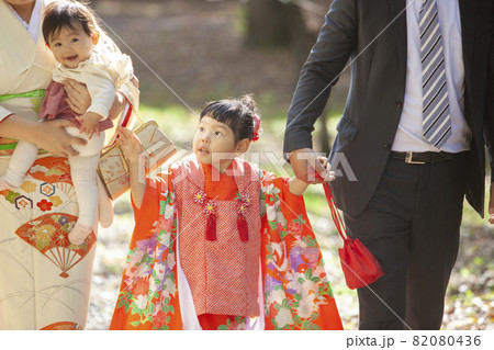 父と母の手を引く娘、七五三 父と母の手を引く娘、七五三 82080436