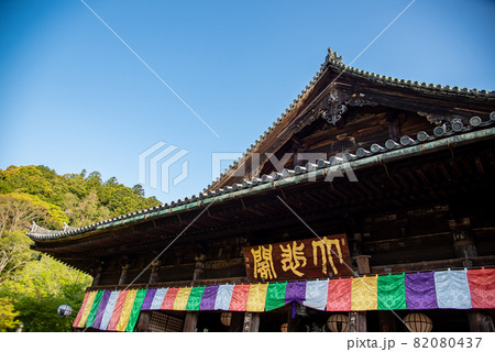 奈良県桜井市　新緑の美しい長谷寺の本堂の五色幕 82080437