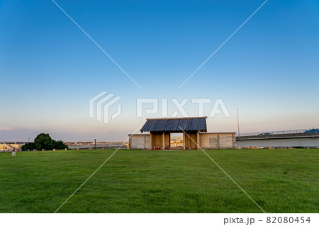 三重県四日市市　くるべ官衙遺跡の八脚門の夕景 82080454