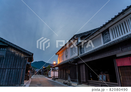 三重県亀山市　虫籠窓の美しい東海道関宿まちなみの夕景 82080490