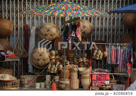 タイのPAI・竹細工露店商の店先ディスプレイ 82080859