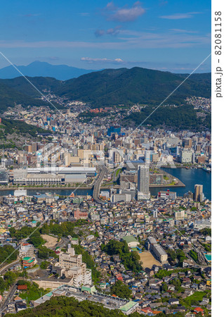 晴天での稲佐山山頂の展望台から撮影した長崎の街並み 晴天での稲佐山山頂の展望台から撮影した長崎の街並み 82081158