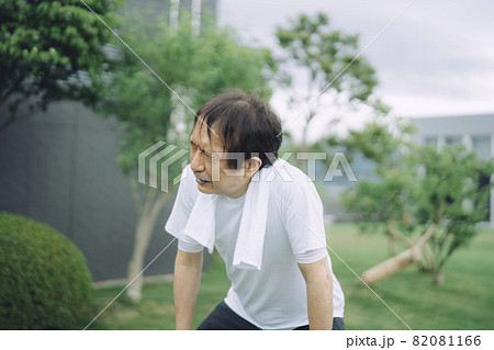 トレーニングする中高年男性（疲労・息切れ） 82081166