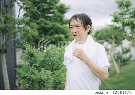 トレーニングする中高年男性(ウォーキング・半袖) トレーニングする中高年男性(ウォーキング・半袖) 82081176