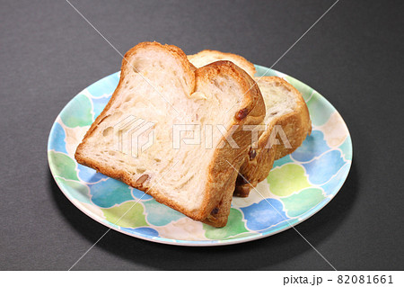 皿の上のクルミデニッシュ 皿の上のクルミデニッシュ 82081661