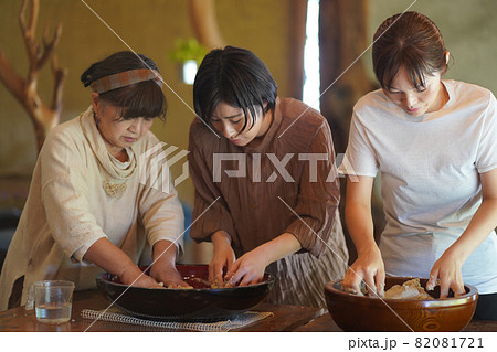 そば打ちをする女性　 82081721