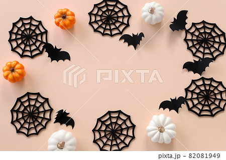 ハロウィン背景　かぼちゃ　こうもり　くもの巣 82081949