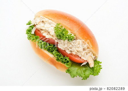 ツナとトマトの総菜パン 82082289