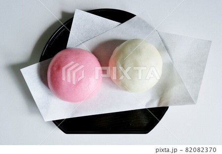 ふんわり紅白まんじゅう　ホッと一息入れる　お茶の時間 82082370