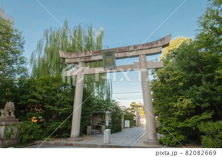 京都、晴明神社の一の鳥居から見た境内の風景	 82082669