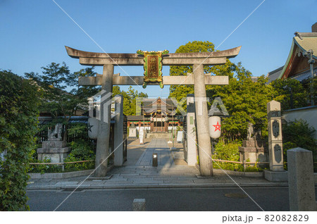 京都、晴明神社の二の鳥居から見える本殿と境内の風景です 京都、晴明神社の二の鳥居から見える本殿と境内の風景です 82082829
